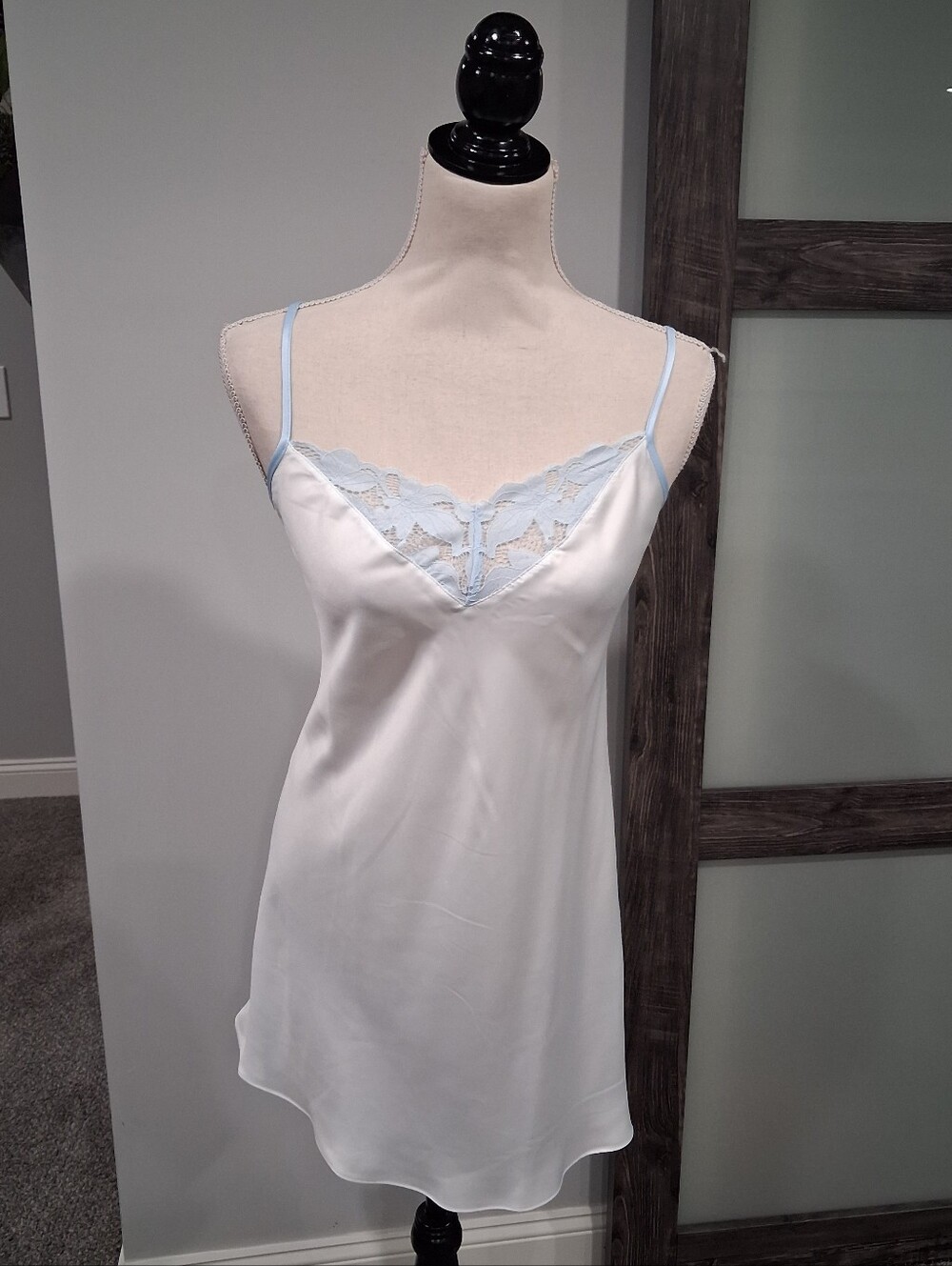 Lilac & London 2 Piece White Satin Slip & Bathrobe Set W Blue Lace Size S NWT